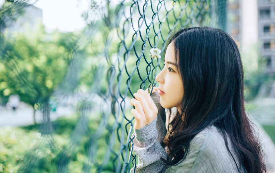 因为陌生，所以勇敢，因为距离，所以美丽。